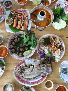 Yemeden önce. The Real Esan Food 'un en iyi görüntüsü. Tayland 'ın kuzeydoğusundan Tayland yemeği. Çok orijinal bir çekim..