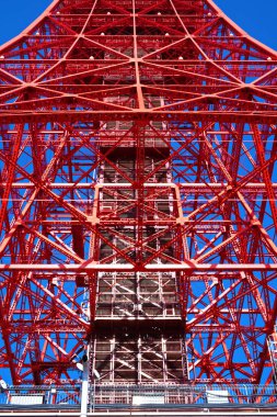 Tokyo Kulesi, Kızıl Çelik Yapısı. Minato, Tokyo, Japonya 'nın Shiba-koen bölgesinde bulunan bir iletişim ve gözlem kulesidir. 28 Şubat. 2021.
