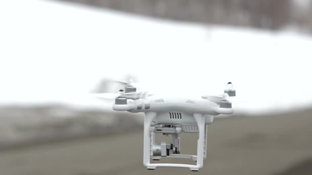 Drone volador sobre el suelo . — Vídeos de Stock