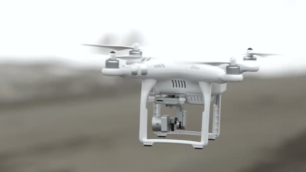 Az út fölött repülő drone. — Stock videók