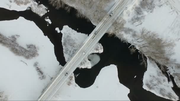 Carros na ponte de inverno — Vídeo de Stock