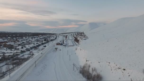 Carretera en pequeña ciudad en Rusia — Vídeo de stock