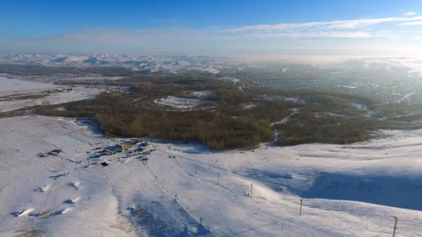 Zdjęcia lotnicze z ośrodka narciarskiego, góry i miasto. — Wideo stockowe