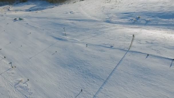 Ski resort ve çalışan teleferik. — Stok video