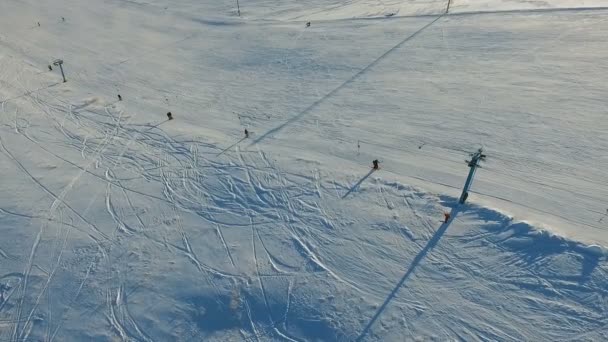 Ski resort och löpande skidliftar. — Stockvideo