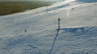 Ski resort ve çalışan teleferik.