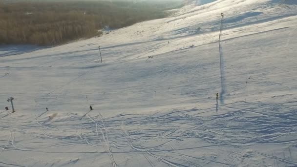 Ski resort ve çalışan teleferik. — Stok video