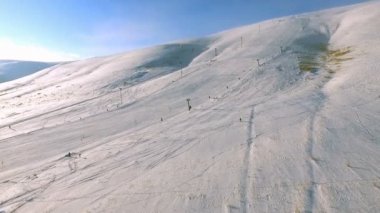 Ski resort ve çalışan teleferik.