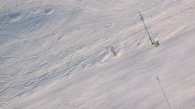 Ski resort ve çalışan teleferik.