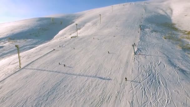 Stațiune de schi și teleschiuri rulante . — Videoclip de stoc