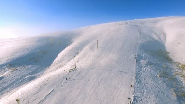 Ski resort ve çalışan teleferik. — Stok video