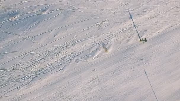 Ski resort och löpande skidliftar. — Stockvideo