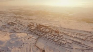 Gün batımını eski fabrikada havadan görünümü.