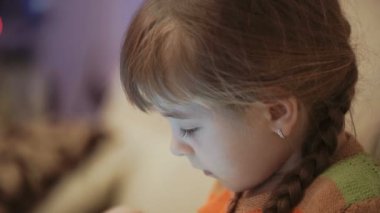 Tablet bilgisayarda oyun oynarken küçük kız