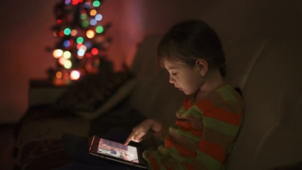 Kleines Mädchen spielt Spiele auf Tablet-Computer — Stockvideo