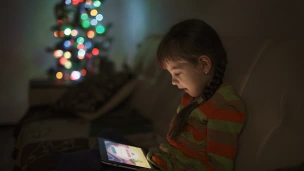 Menina brincando jogos no computador tablet — Vídeo de Stock