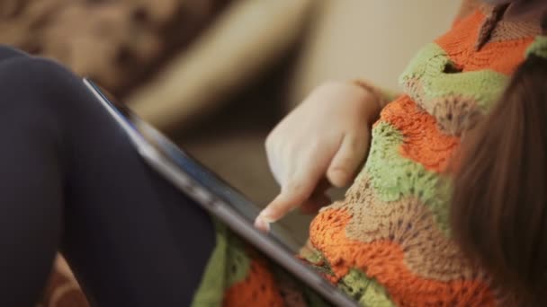 Κοριτσάκι παίζοντας παιχνίδια στον υπολογιστή Tablet — Αρχείο Βίντεο