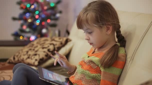 Niña jugando juegos en Tablet Computer — Vídeo de stock