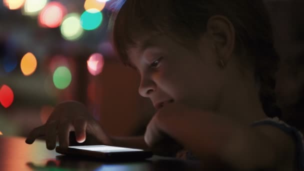 Niña viendo fotos en Smartphone — Vídeo de stock