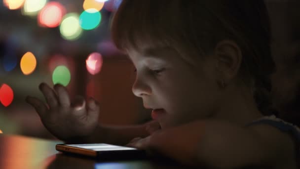 Küçük kız görüş Smartphone'da fotoğraf — Stok video