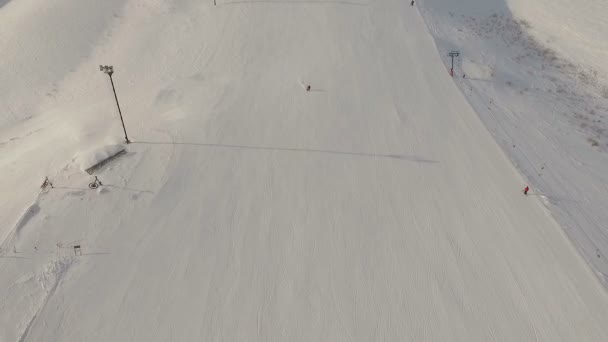 Ski resort i działa wyciąg narciarski. — Wideo stockowe