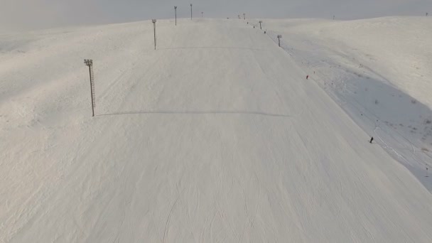 Ski resort och löpande skidlift. — Stockvideo