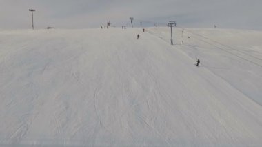 Ski resort ve çalışan teleferik.
