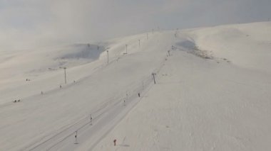 Ski resort ve çalışan teleferik.