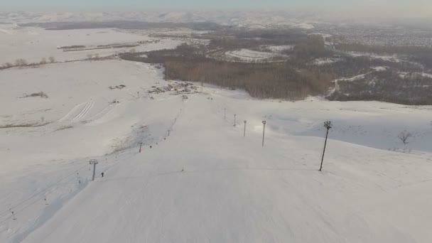 Ski resort en lopende skilift. Snowboarder — Stockvideo