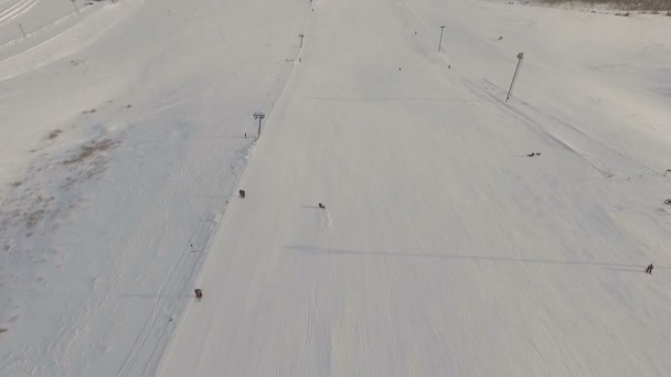 Ski resort och löpande skidlift. — Stockvideo