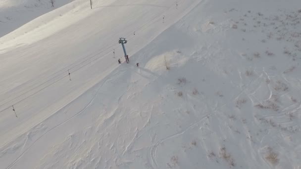 Skigebiet und Skilift. — Stockvideo