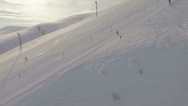 Ski resort en lopende skilift. — Stockvideo