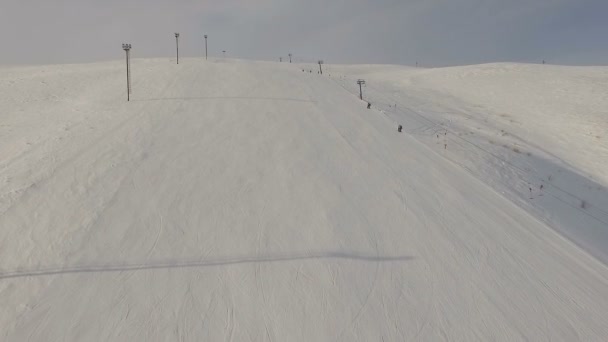 滑雪胜地和运行滑雪缆车. — 图库视频影像