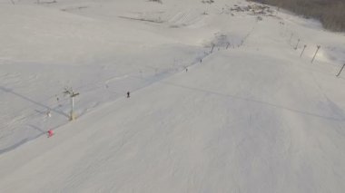 Ski resort ve çalışan teleferik.