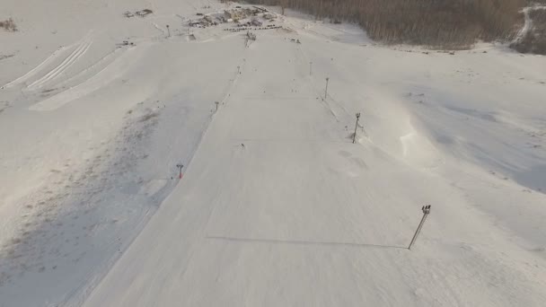 Ski resort och löpande skidlift. — Stockvideo