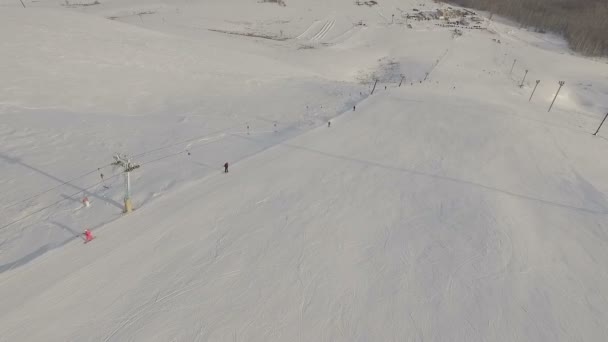 Ski resort en lopende skilift. — Stockvideo