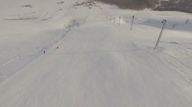 Ski resort ve çalışan teleferik.