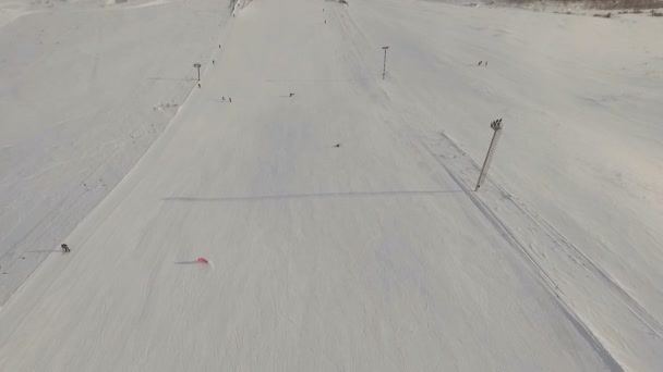 Ski resort i działa wyciąg narciarski. — Wideo stockowe