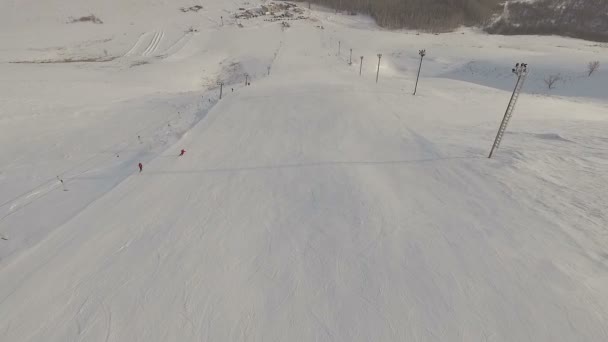 Ski resort en lopende skilift. — Stockvideo