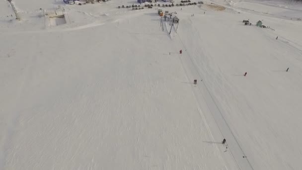 Ski resort och löpande skidlift. — Stockvideo