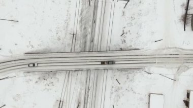 Uçan tren köprüden yukarıda.