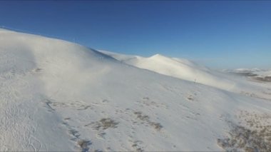 Dağ Kayak merkezinde yamaç üzerinde uçuş.