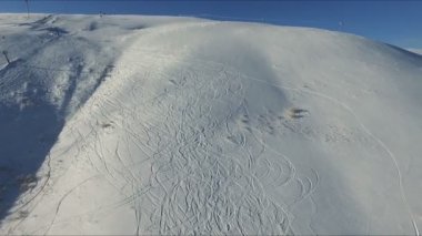 Dağ Kayak merkezinde yamaç üzerinde uçuş.