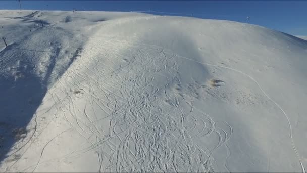 Flyg över backen i mountain ski resort. — Stockvideo