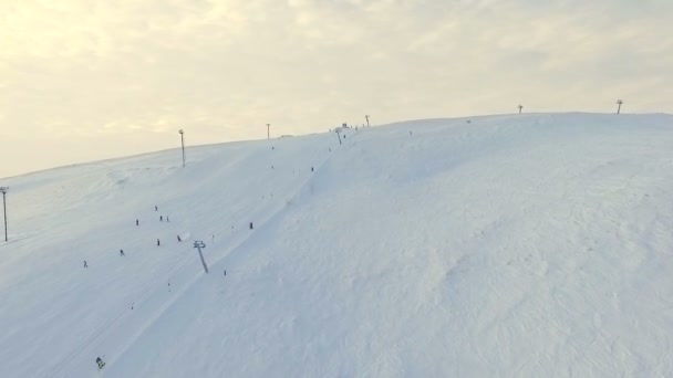 The flight to the summit at the ski resort. — Stock Video