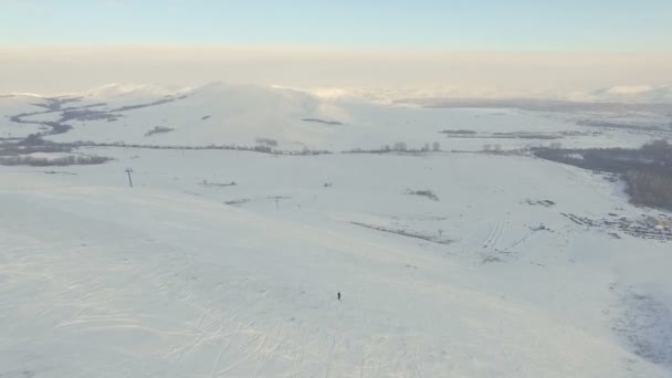 El vuelo al esquiador de pie en la cumbre . — Vídeos de Stock