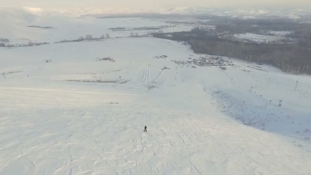 Le skieur descend la pente .