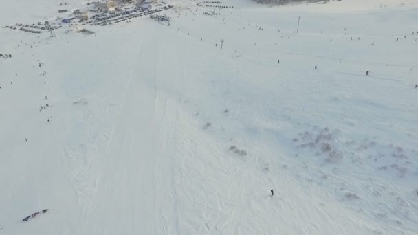 Skiër daalt de helling. — Stockvideo