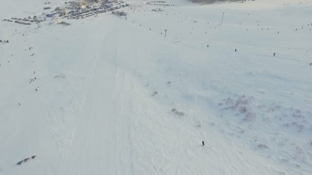 Лижник йде вниз по схилу. — стокове відео