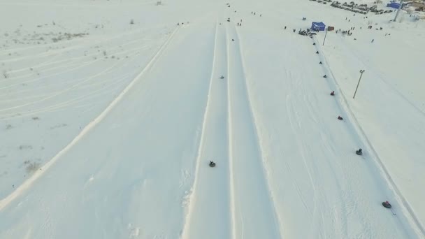 Volo sopra la pista per tubi da neve . — Video Stock